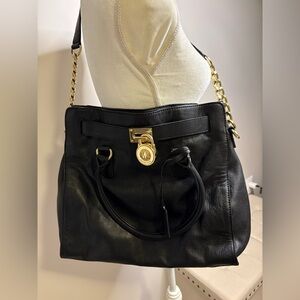 Michael Kors Hamilton large handbag. Gold details
